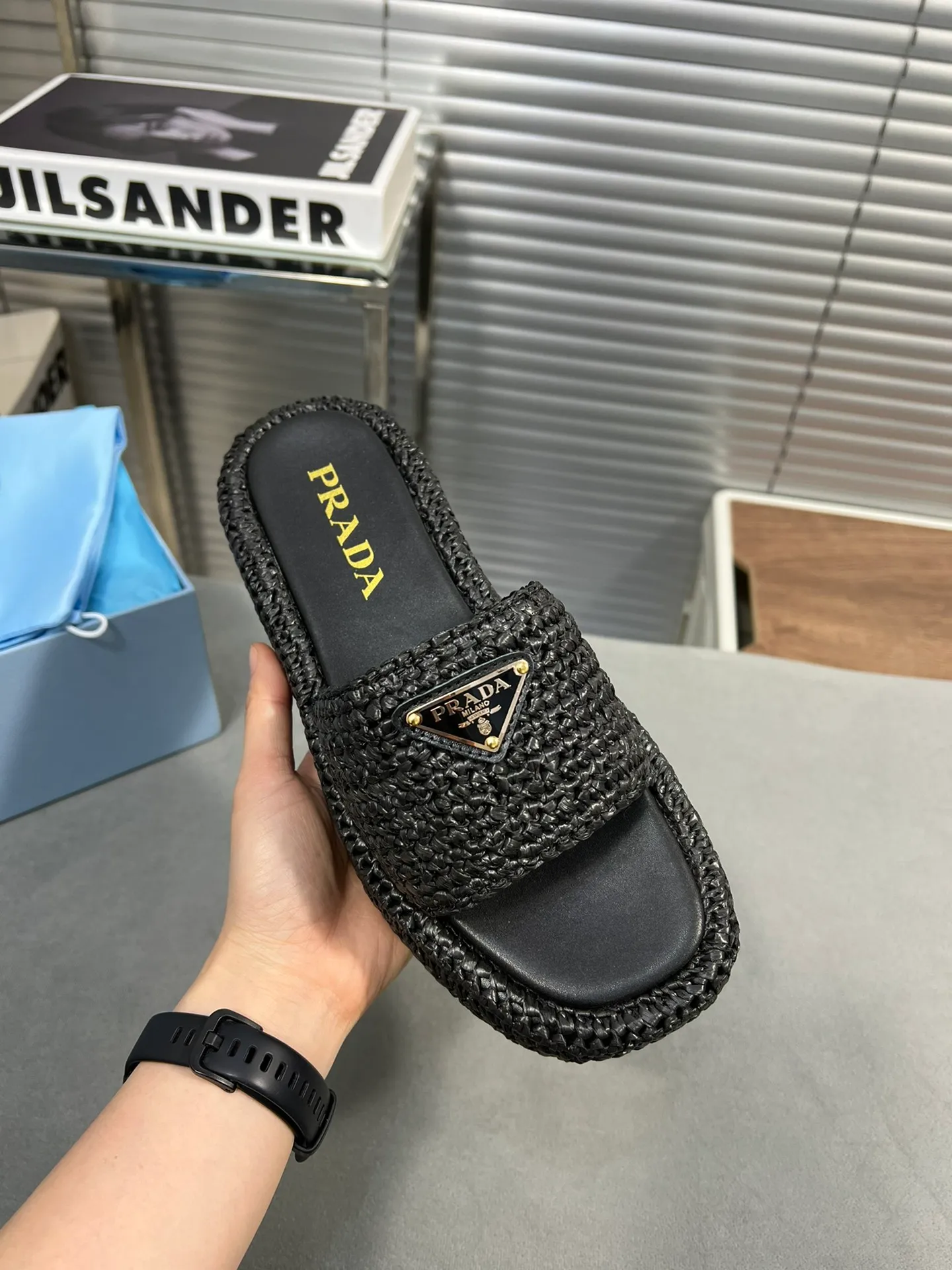 👟👟Ex-factory price 420👟👟 Prada’s new woven shoes and straw slippers! This year's popular straw series, lazy people's must-have slippers, look so good on your feet! ●Material: original uniform grass weave ●Inner padding: sheepskin lining ●Outsole: rubber outsole ●Number of yards: 35～40 (40 41 customized)